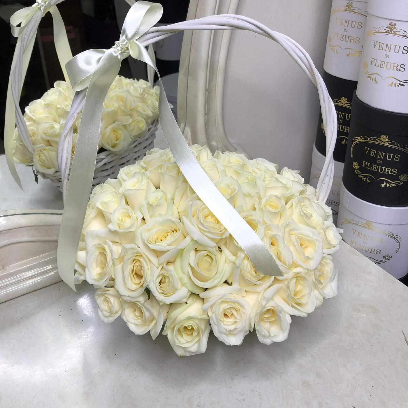 Белые розы в корзине - 65 шт.