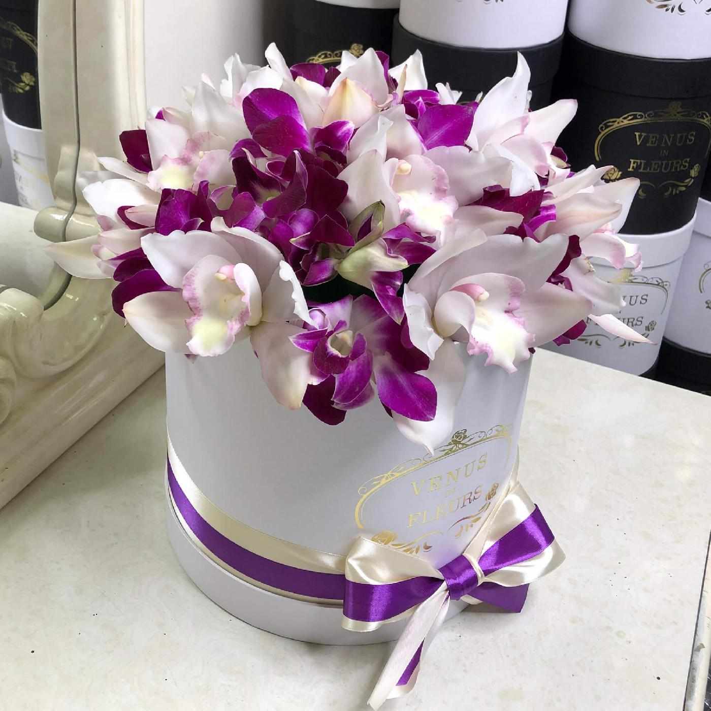 Бело-розовые орхидеи в коробке от 29 шт.