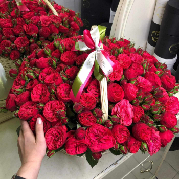 Пионовидные розы в корзине от 29 шт.