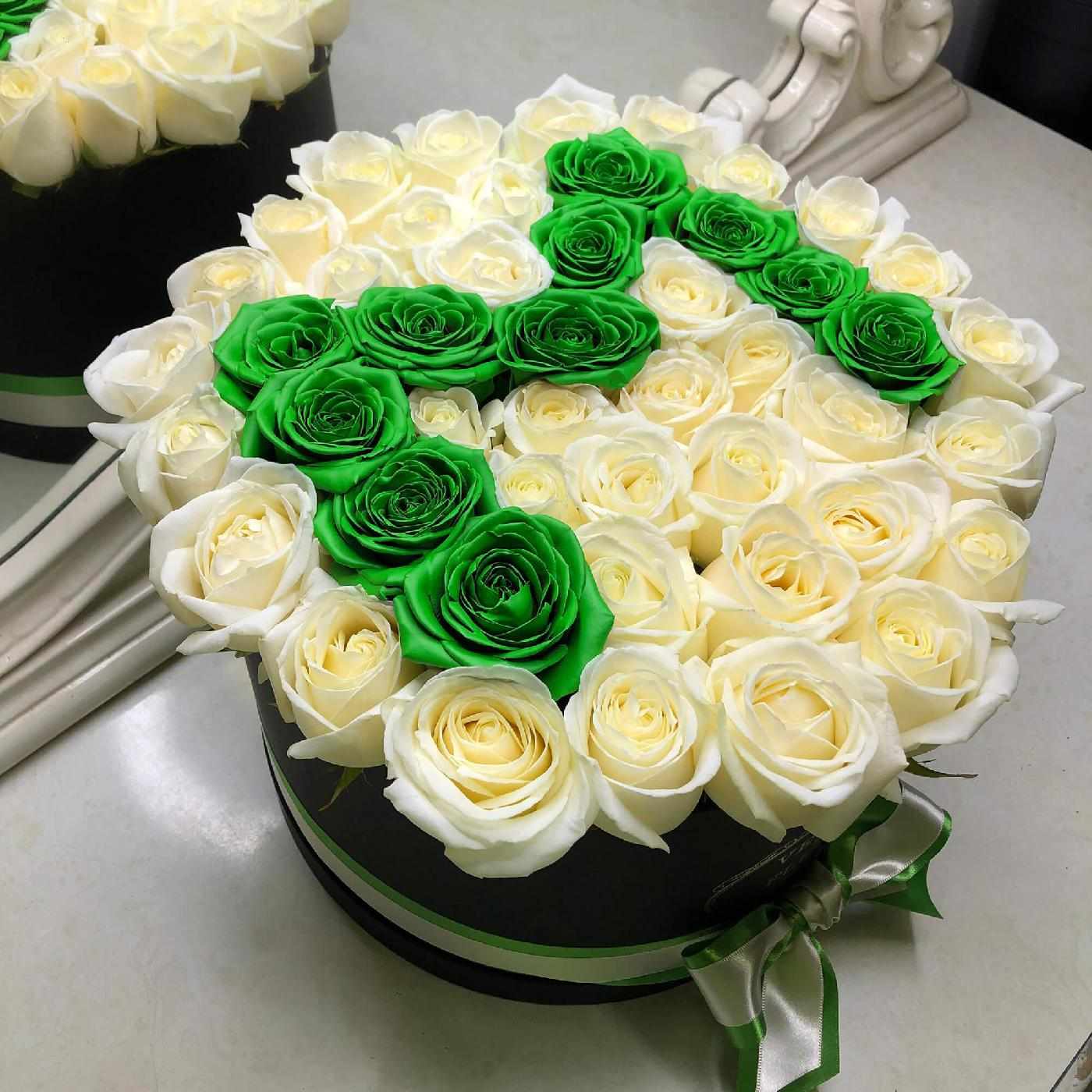 Белые розы с зеленой буквой - 65 шт
