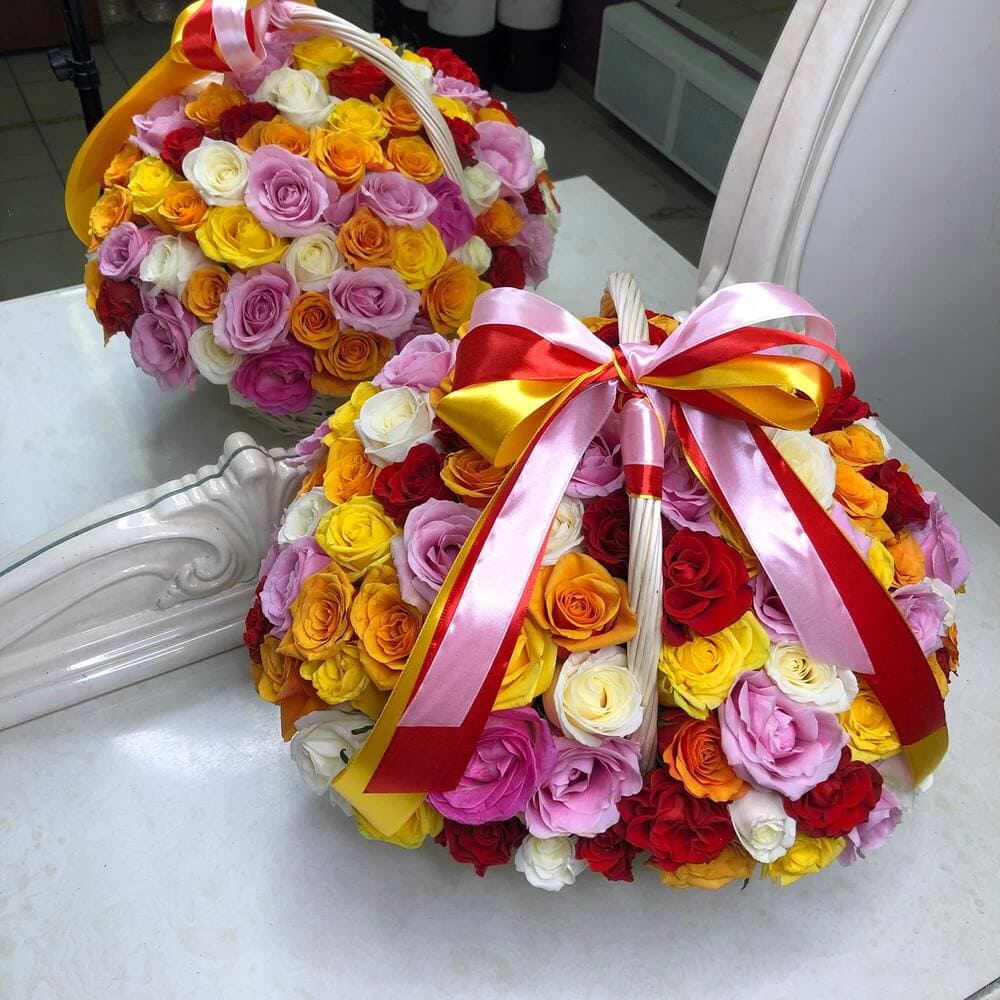 Разноцветные розы в корзине - 101 шт.