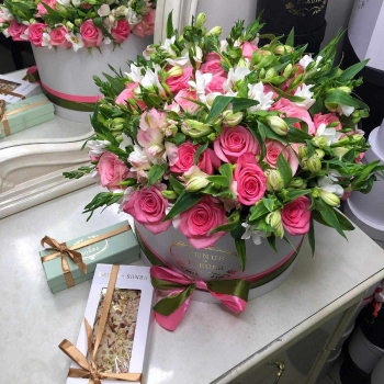 Розовые розы с фрезиями от 55 шт. Розовые розы с фрезиями от 55 шт.