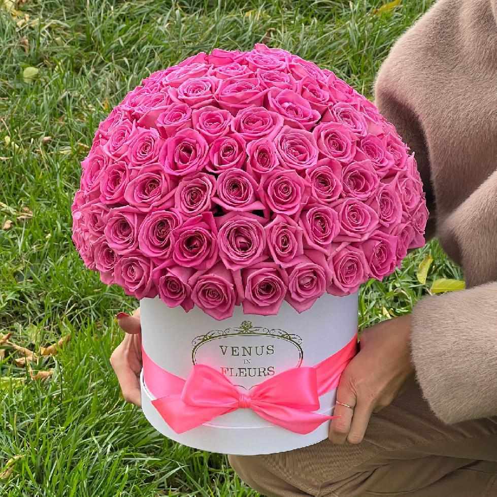 Розовые розы в коробке (шар) от 51 шт.