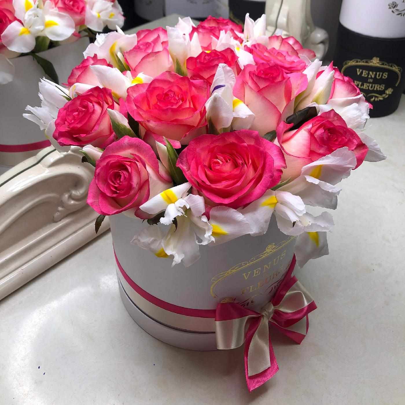 Розовые розы с ирисами - 41 шт. 