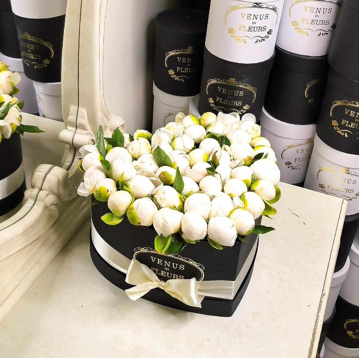 Белые пионы в сердце от 41 шт.