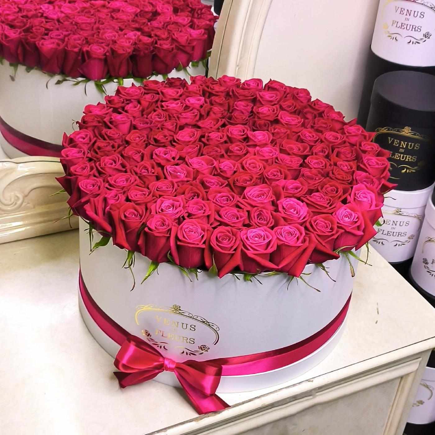 Малиновые розы в коробке - 81 шт.