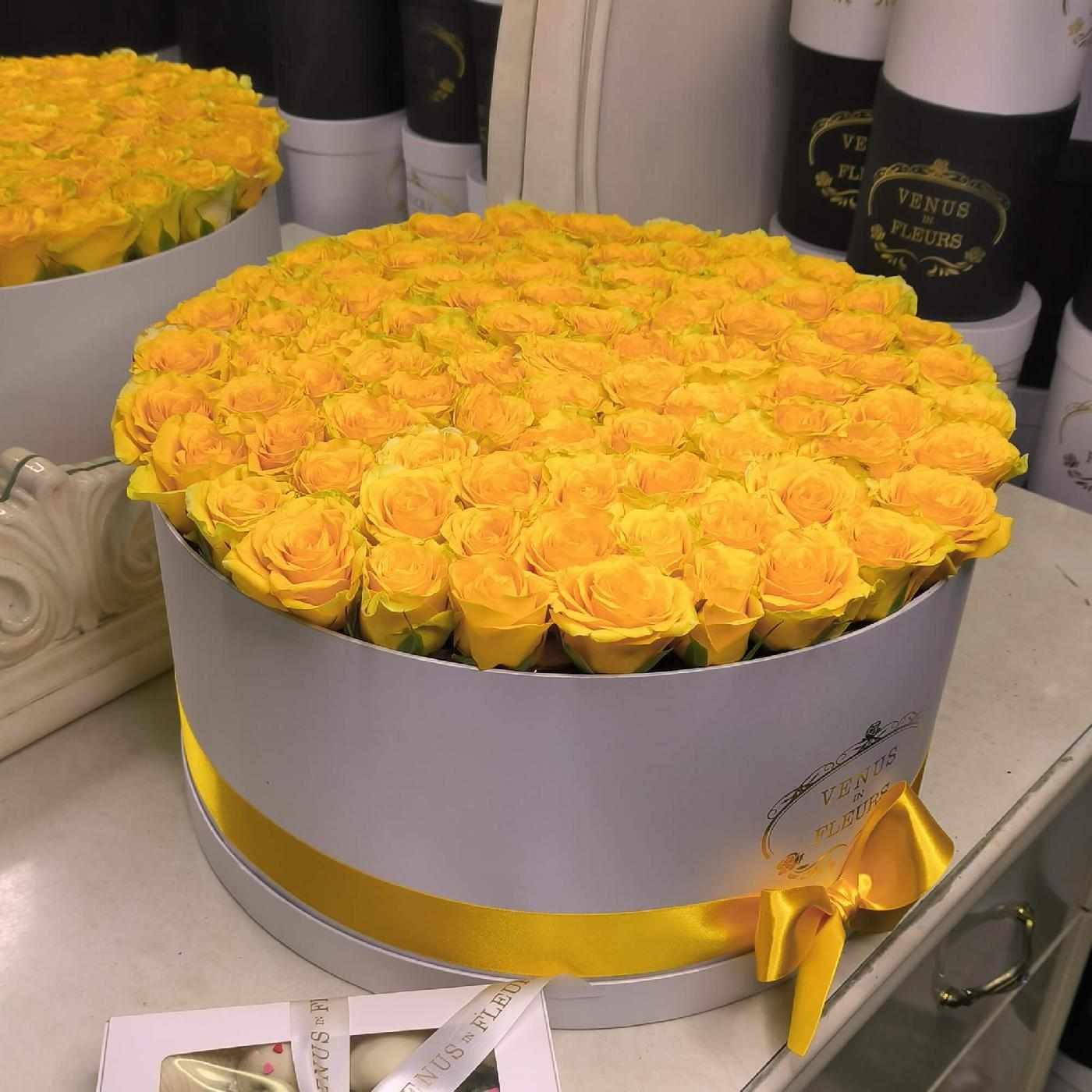 Желтые розы в коробке - 101 шт.