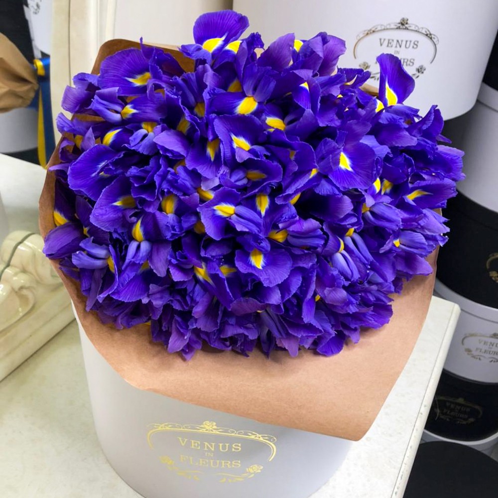 51 синий ирис в букете