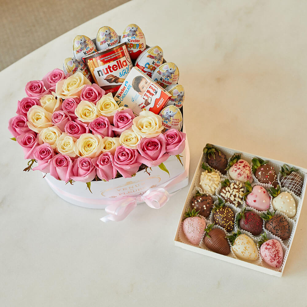Бело-розовые розы со сладостями - 41 шт.