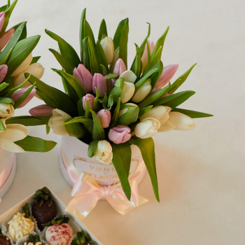 29 нежных тюльпанов в коробке