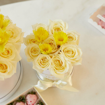 Белые розы с нарциссами - 13 шт.