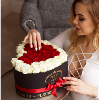 Розы с окантовкой (сердце)  от 41 шт.