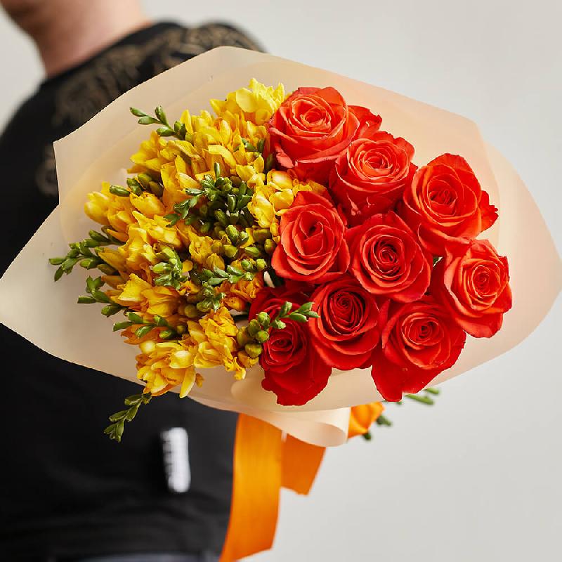 Коралловые розы с фрезией - 39 шт.