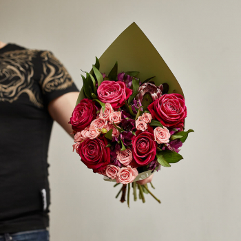 Малиновые розы с протеей - 17 шт.
