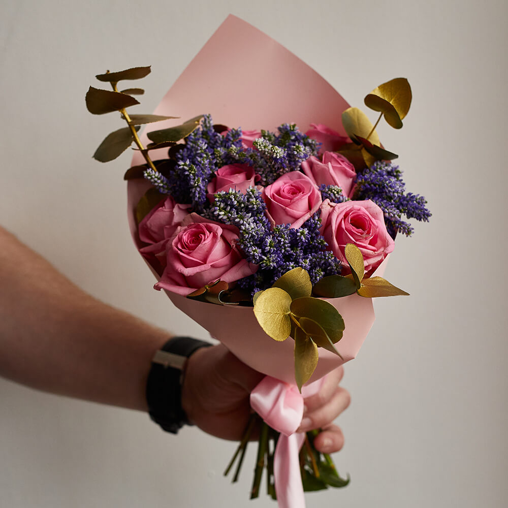 Розовые розы с вероникой - 19 шт.