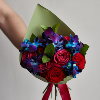 Розы с синими орхидеями - 19 шт.