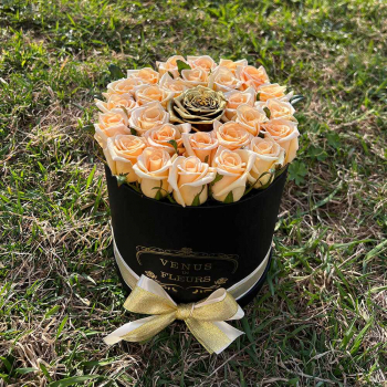 Кремовые розы в коробке - 31 шт.