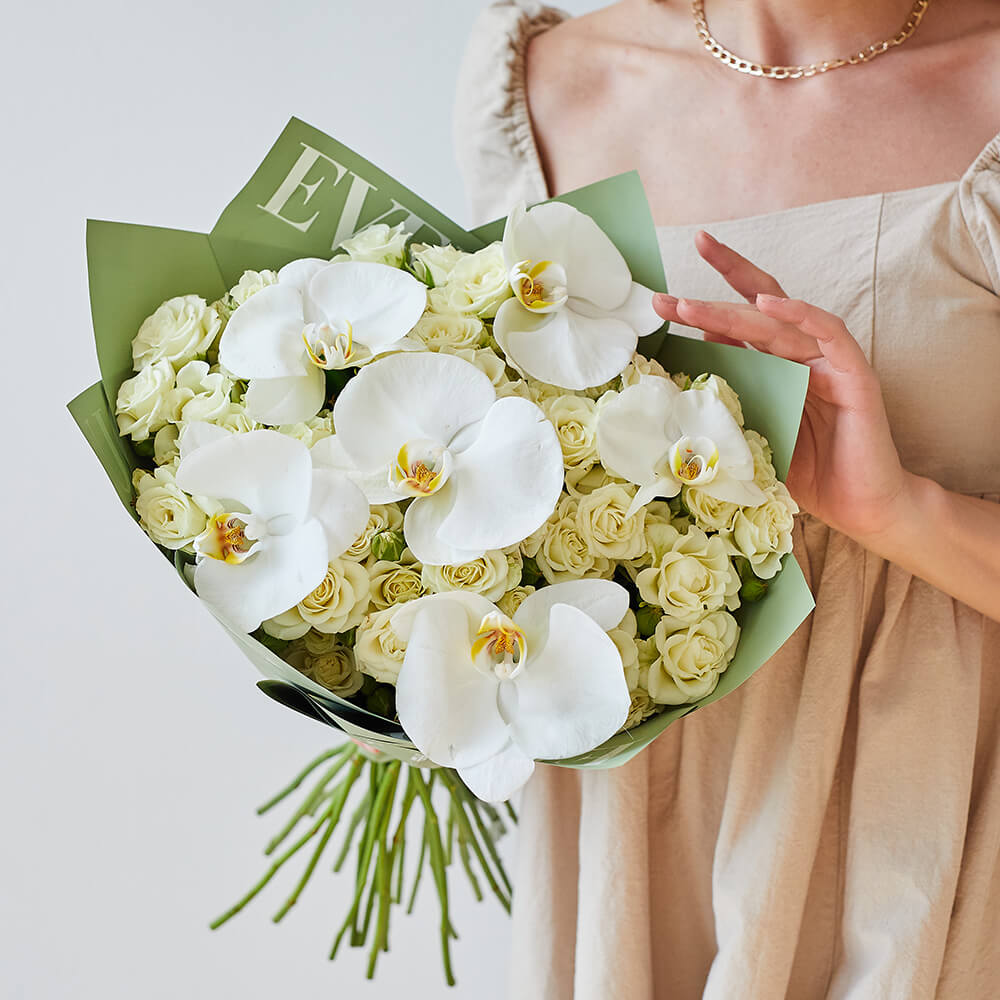 Белые кустовые розы с орхидеями - 33 шт.
