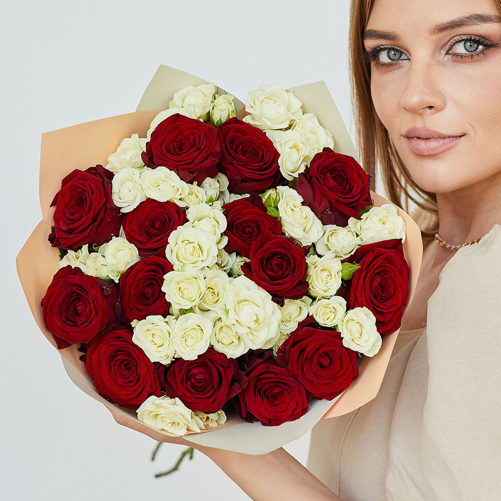 Кустовые с красными розами от 19 шт.