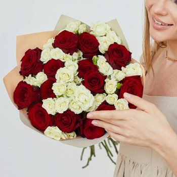 Кустовые розы с красными - 25 шт.
