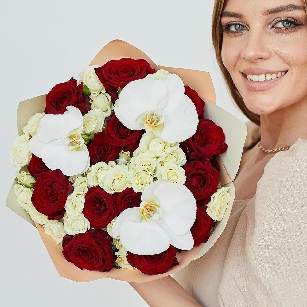 Белые кустовые розы с орхидеями - 31 шт.