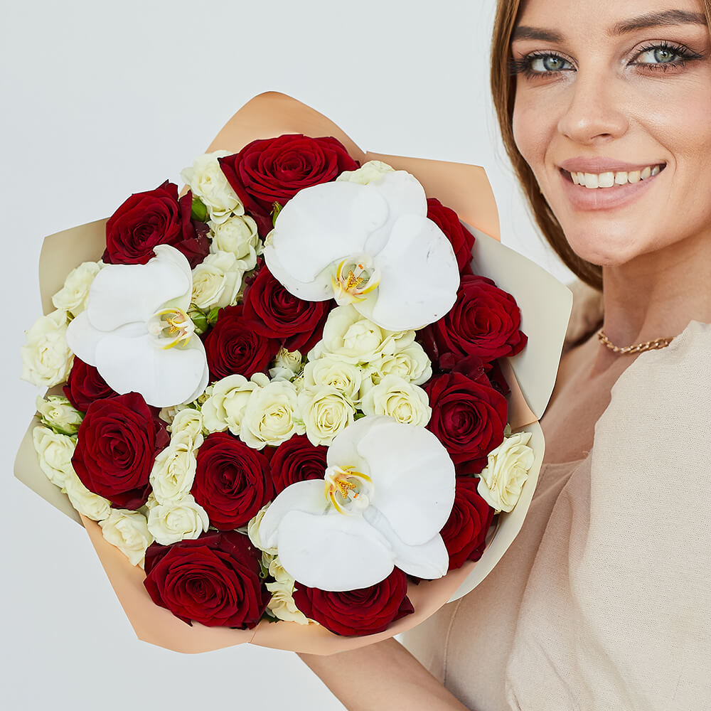 Кустовые розы с орхидеями от 19 шт.