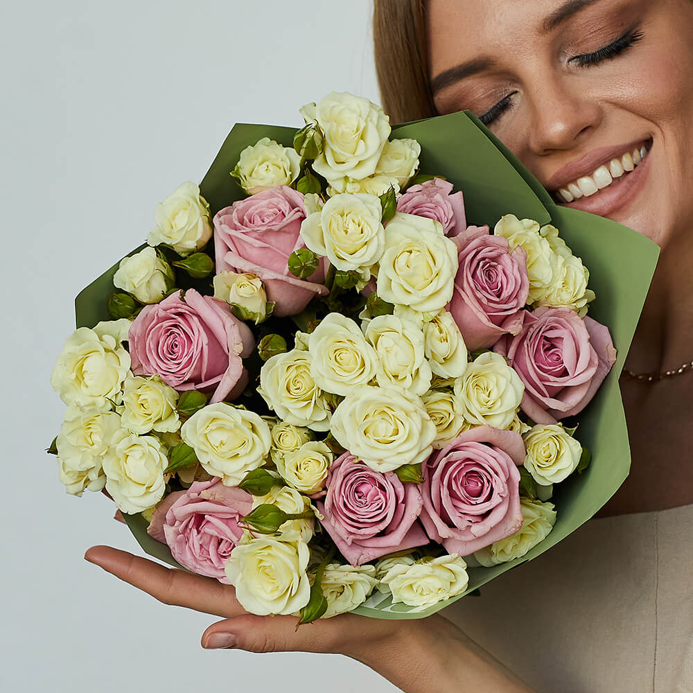 Кустовые розы с розовыми от 19 шт.