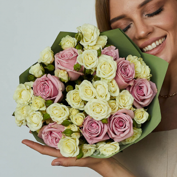 Белые кустовые розы с розовыми - 21 шт.