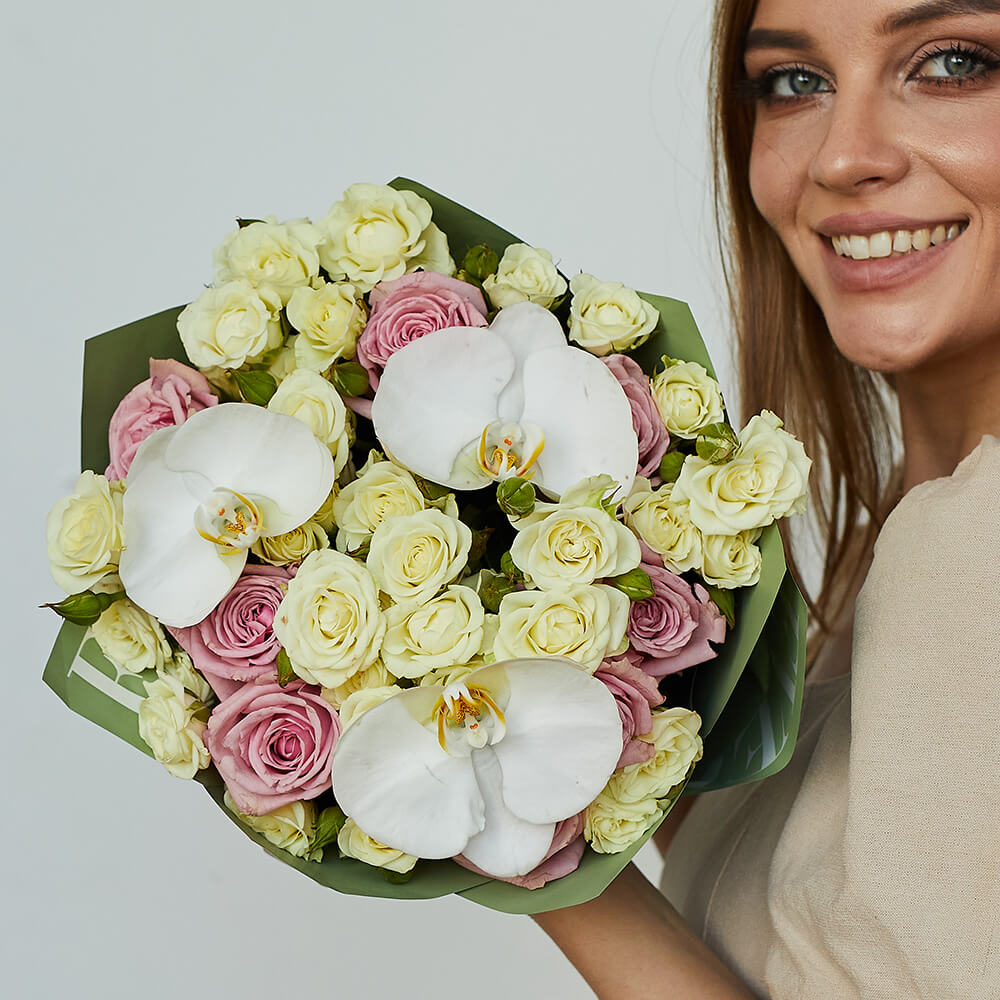 Кустовые розы с орхидеями - 19 шт.