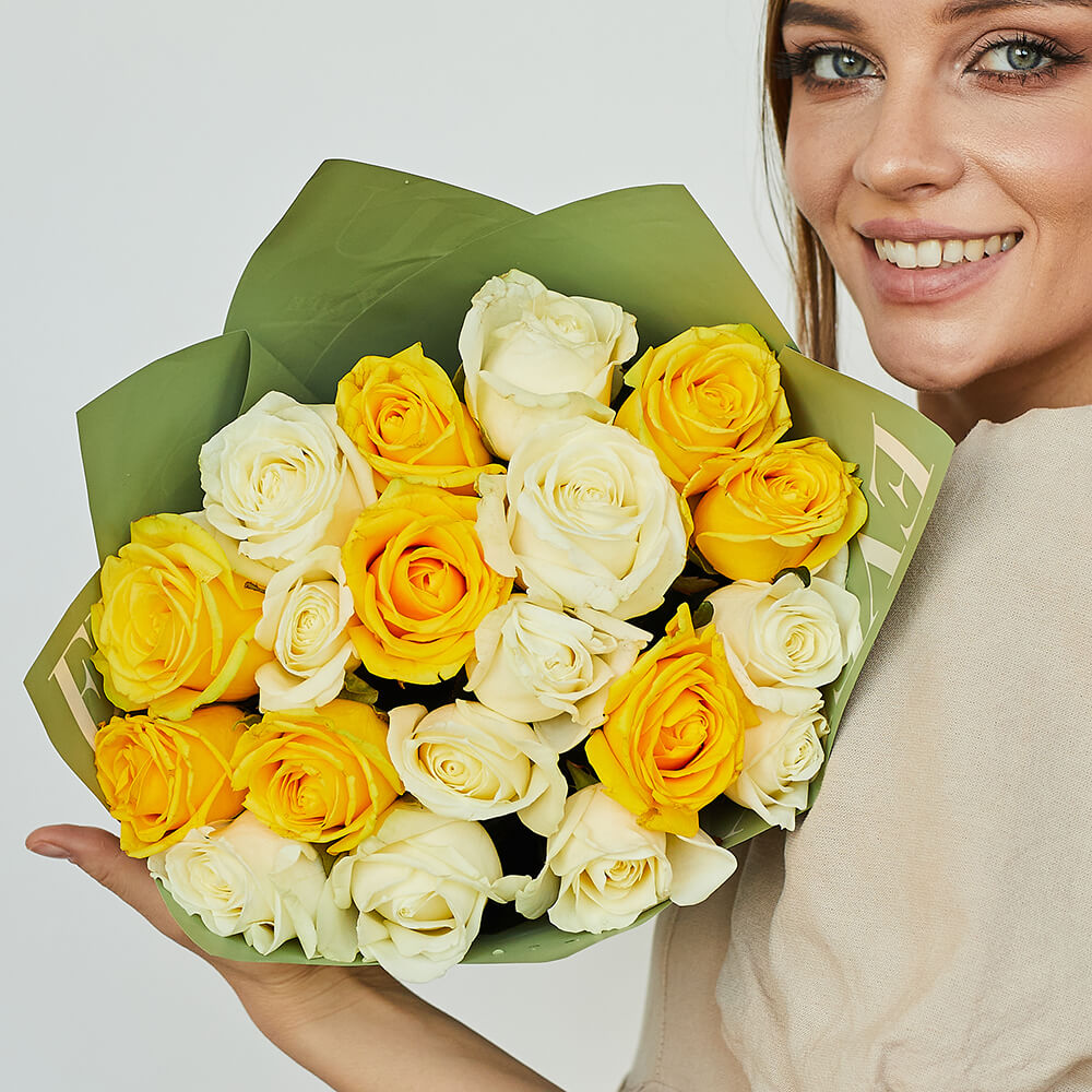 Бело-желтые розы в букете - 19 шт.