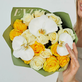 Бело-желтые розы с орхидеями - 15 шт.