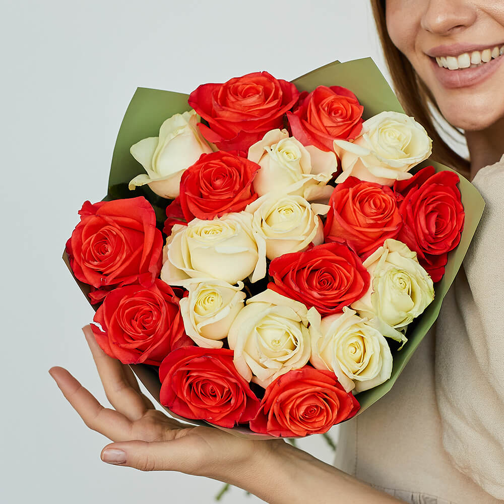 Бело-оранжевые розы от 19 шт.