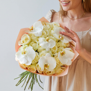 Белые розы с орхидеями - 31 шт.