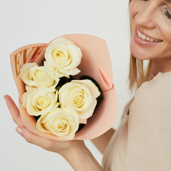 5 белых роз в букете