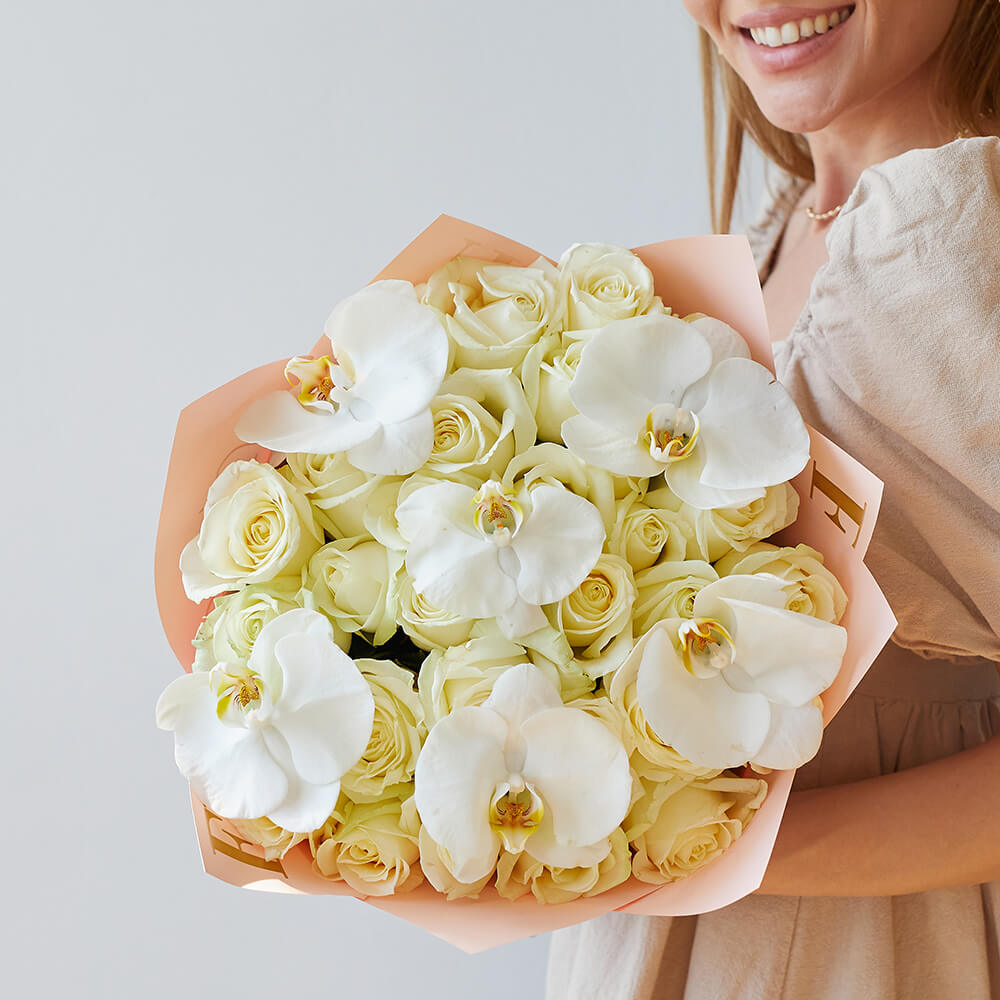 Белые розы с орхидеями от 9 шт.