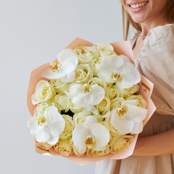 Белые розы с орхидеями от 9 шт.