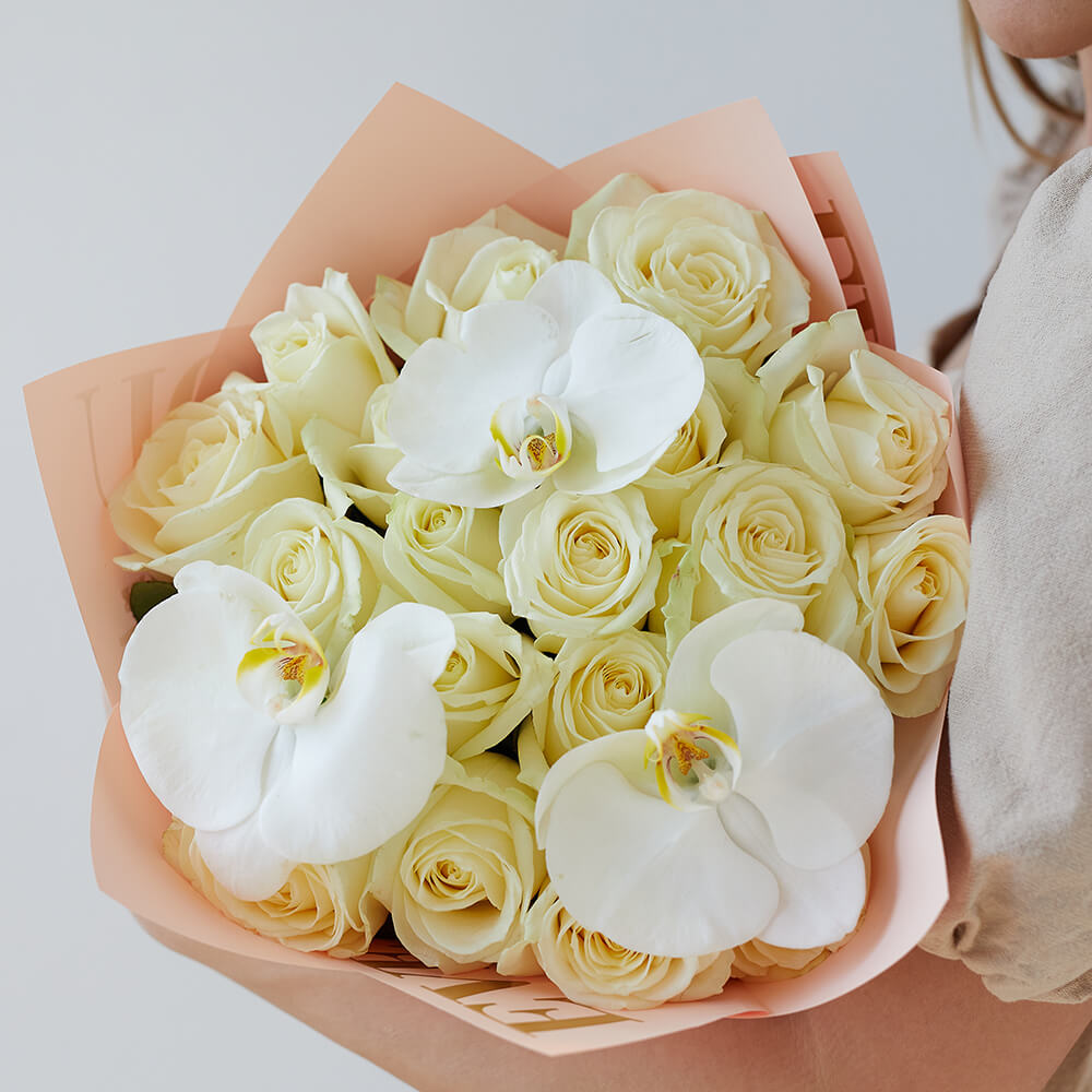 Белые розы с орхидеями - 15 шт.