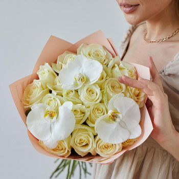 Белые розы с орхидеями - 19 шт.