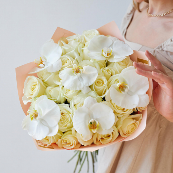 Белые розы с орхидеями - 25 шт.