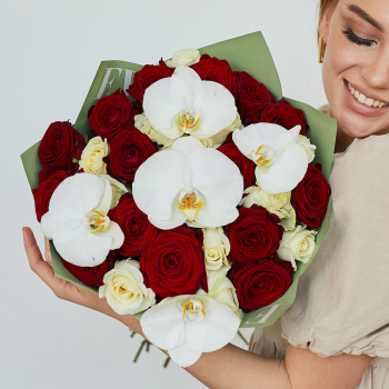 Красно-белые розы с орхидеями от 9 шт.