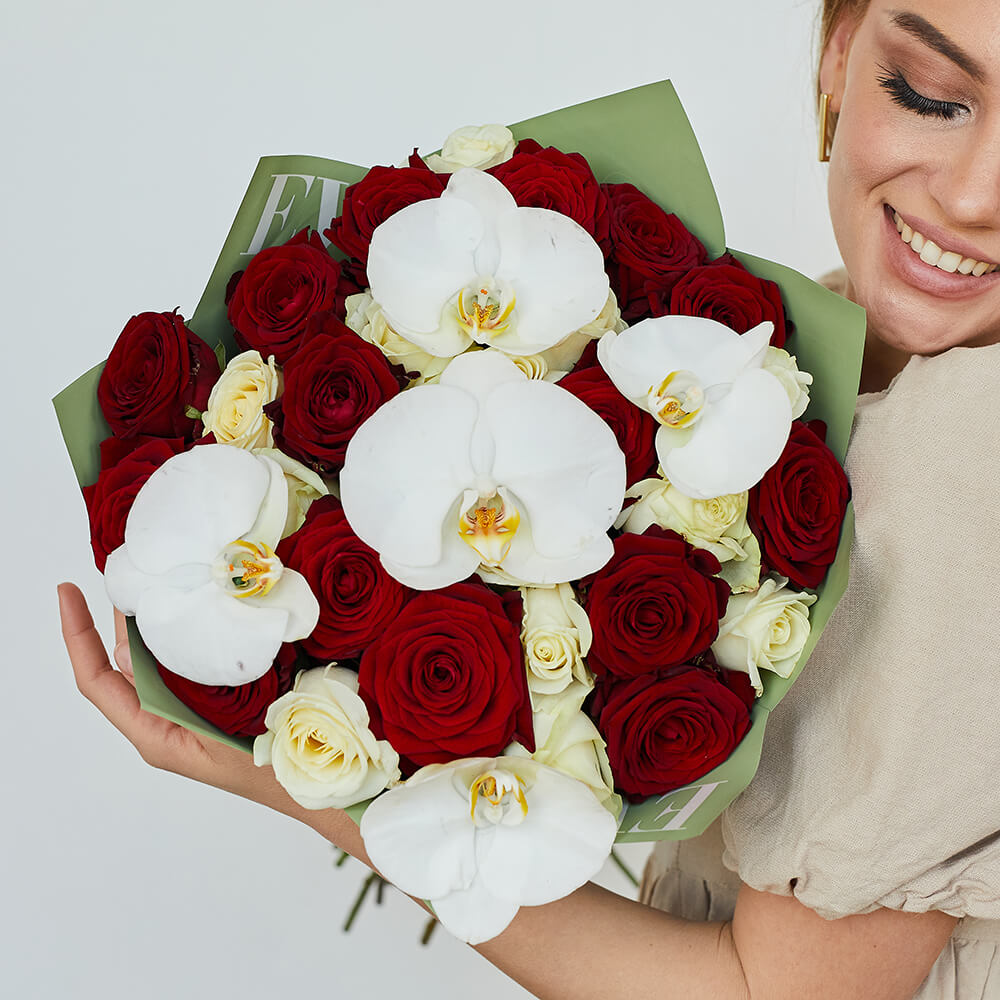 Красно-белые розы с орхидеями - 25 шт.