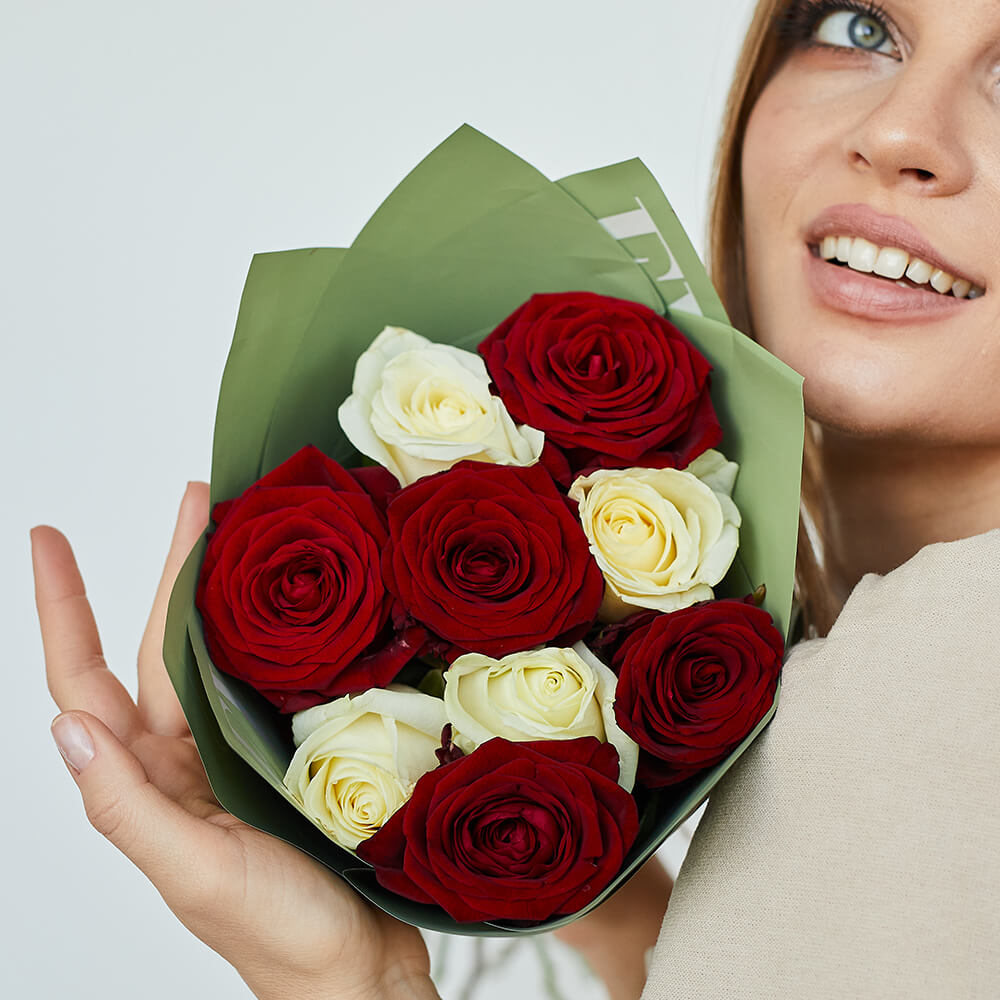 9 красно-белых роз в букете