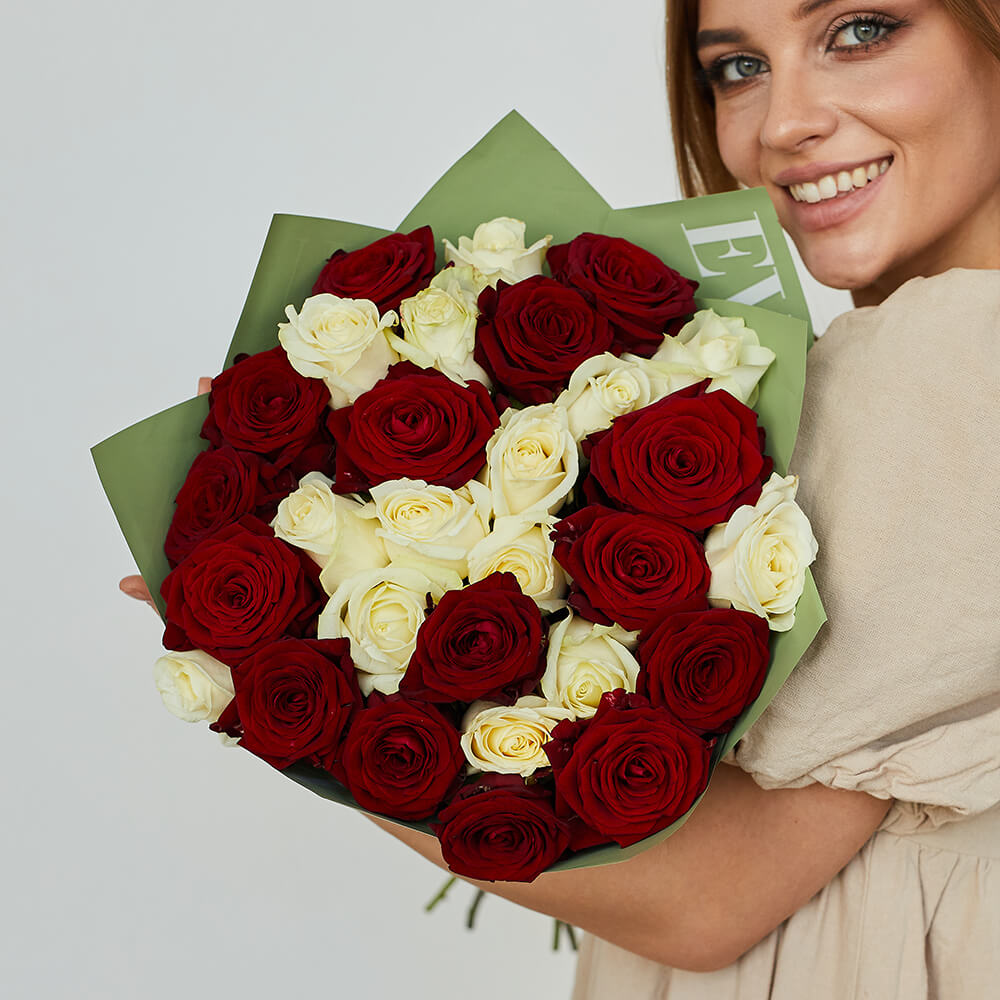 35 красно-белых роз в букете