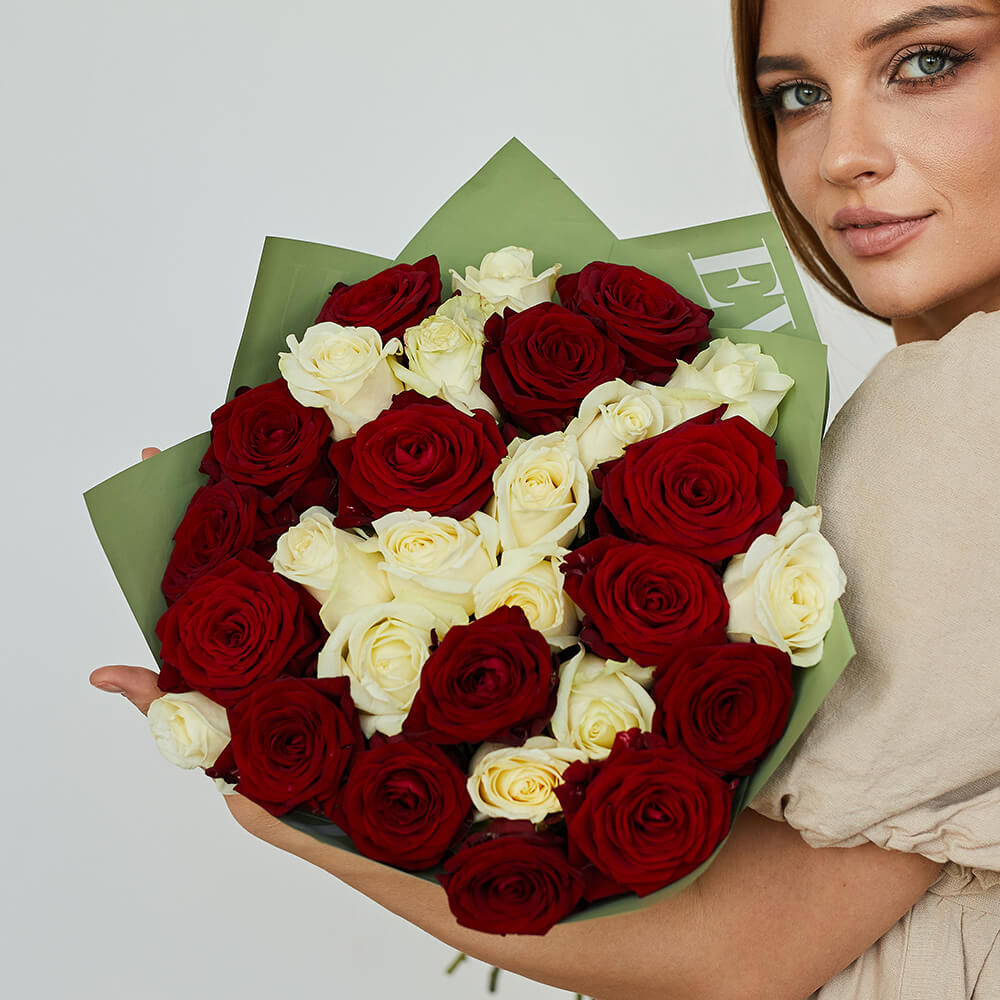 Красно-белые розы в букете от 9 шт.