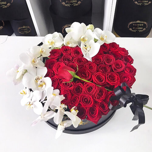 Красные розы с орхидеями от 51 шт.