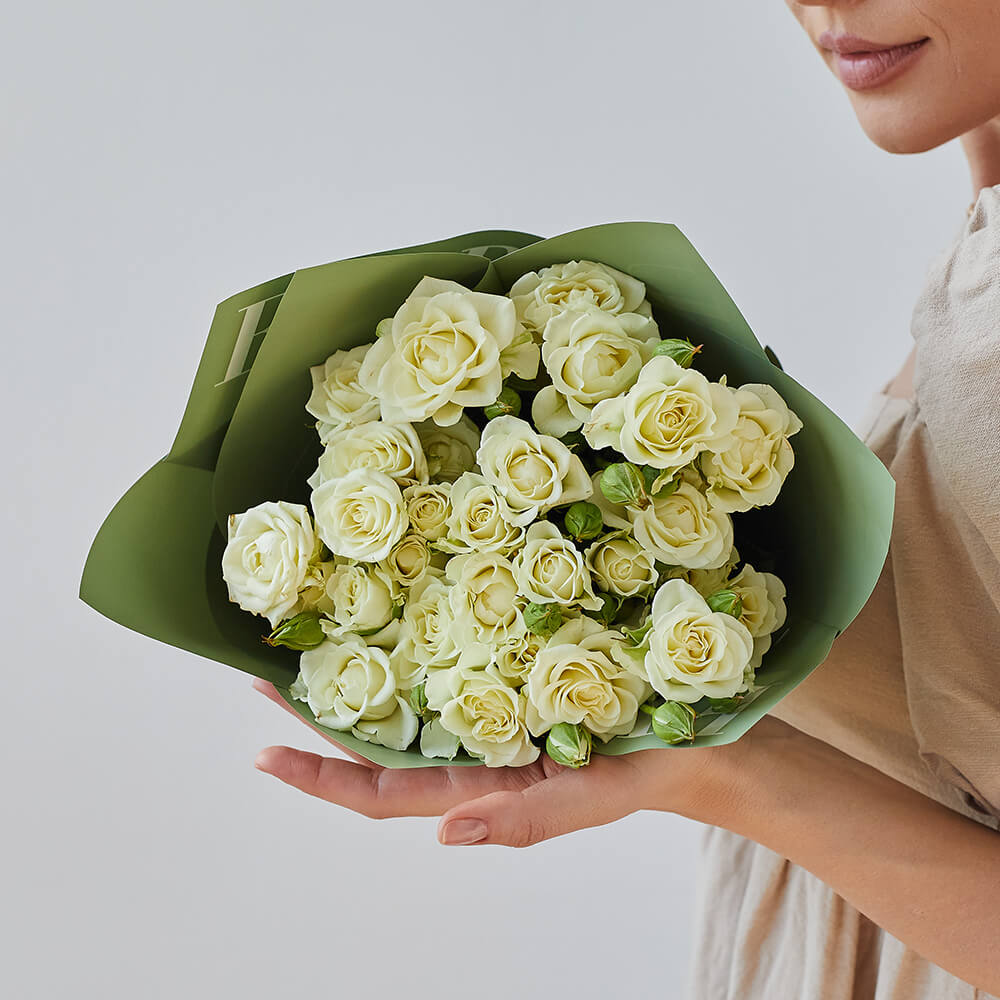 11 белых кустовых роз в букете