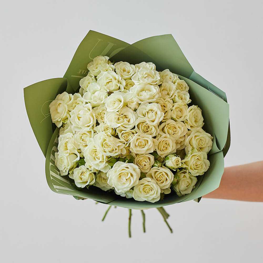 15 белых кустовых роз в букете