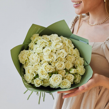 19 белых кустовых роз в букете