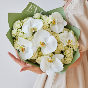 Белые кустовые розы с орхидеями - 25 шт.