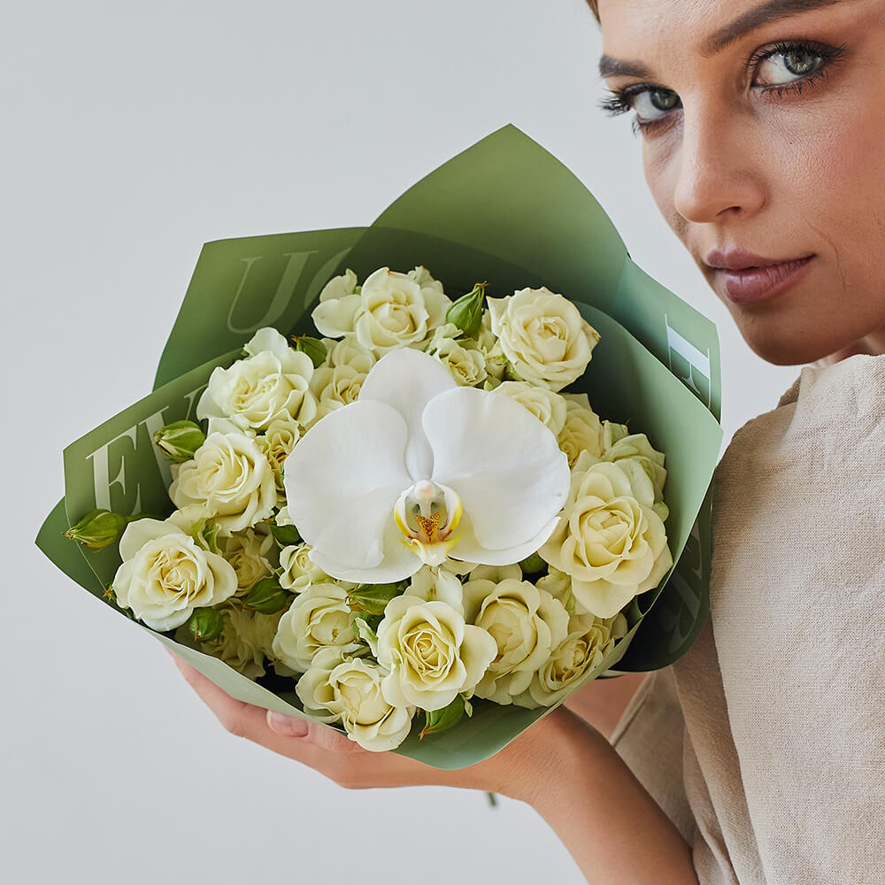 Белые кустовые розы с орхидеями - 9 шт